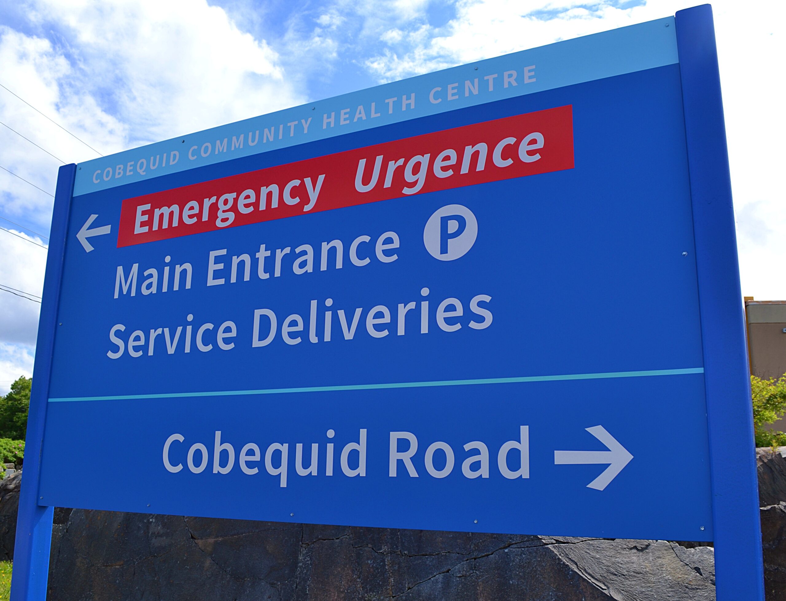 科贝奎德保健中心入口处的亮蓝色指示标志。