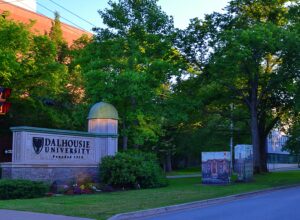 草地上的达尔豪斯大学石制标志。