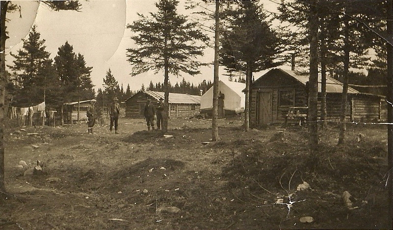 工作营的黑白照片