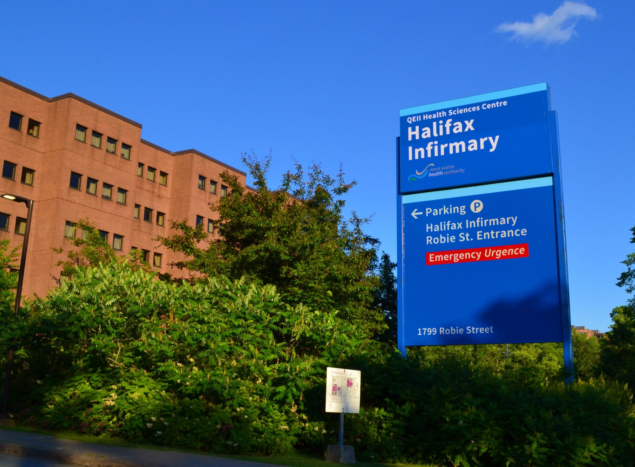 湛蓝的哈利法克斯医院标志。
