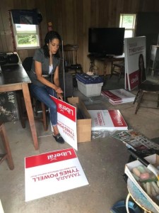 Tamara Tynes Powell准备一堆竞选标志