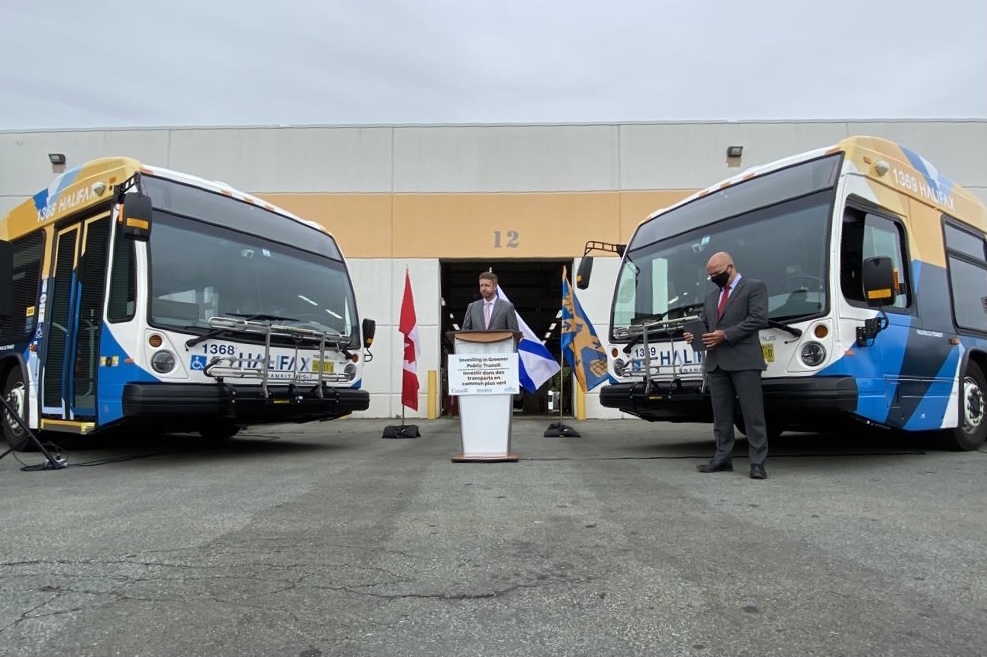 有两个公共汽车之间的扬声器的指挥台