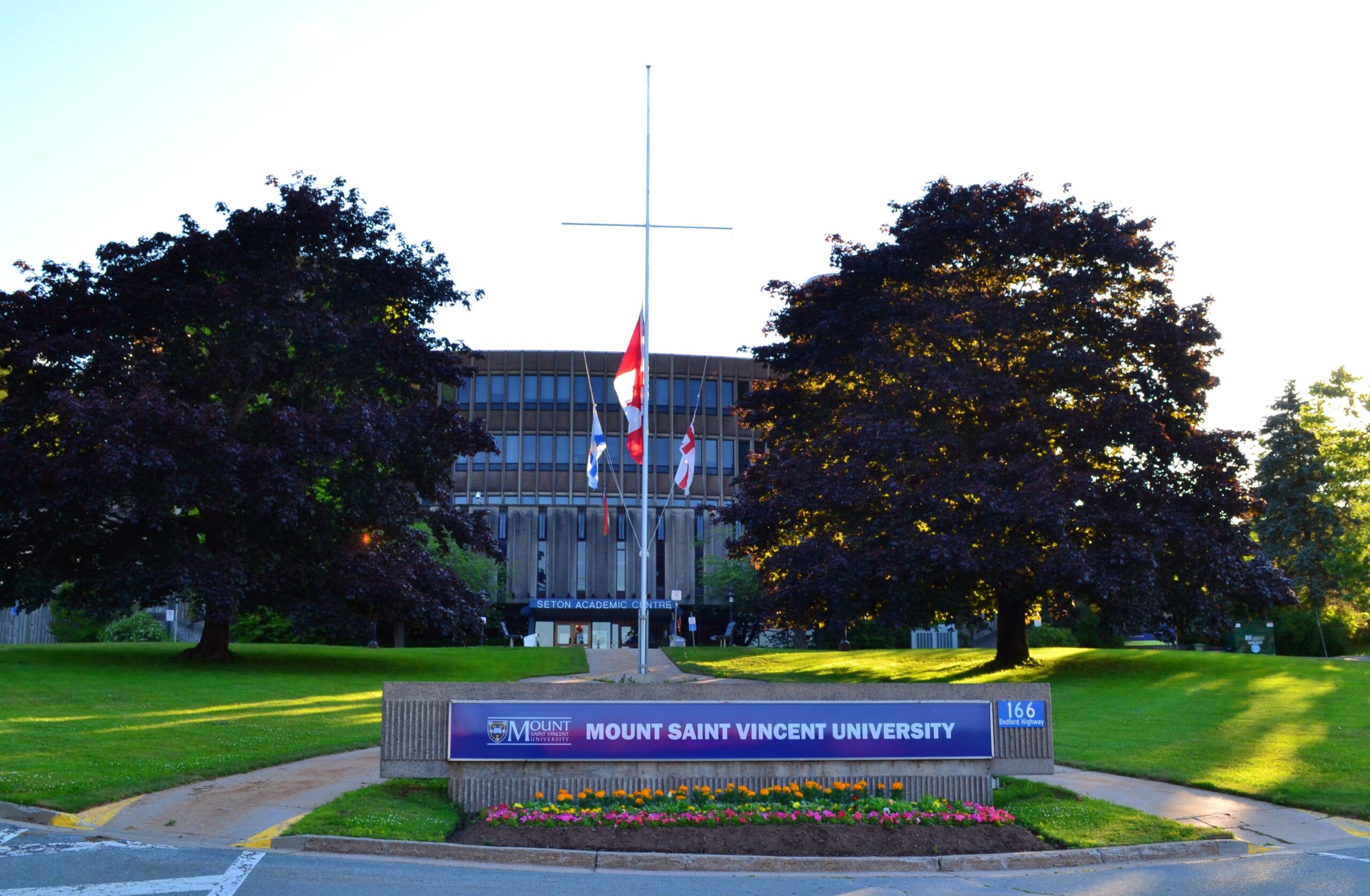 圣文森特山大学的标志在大学的西顿教学楼前。