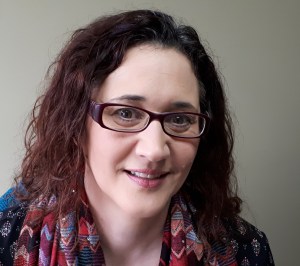 帕特里夏·内维斯。她有波浪的棕色及肩的头发，时髦的黑边眼镜。