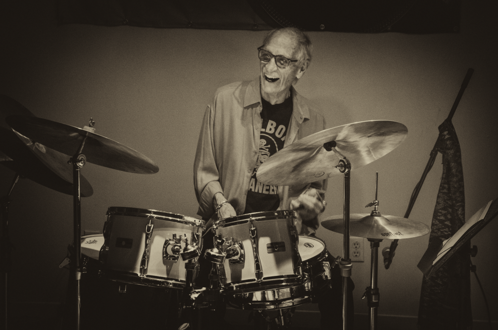 70多岁的鼓手喜欢演奏