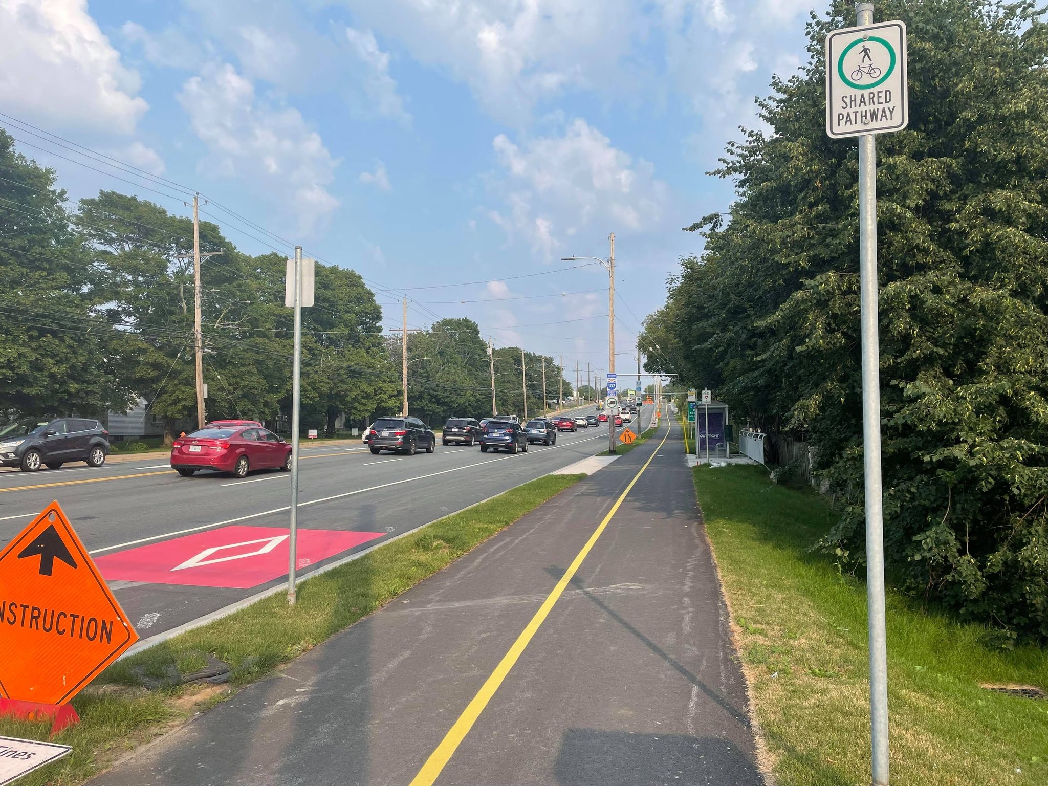 沿着拜耳路通往哈利法克斯购物中心的共享通道。