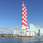 Tufts小海湾生成站的红色和白色堆在一个明亮的晴天