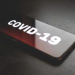 一个深红色长方形按钮，上面用白色字体写着COVID - 19