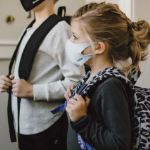 孩子们戴着口罩准备上学