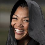 Measha Brueggergosman对着镜头大笑