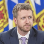 伊恩·兰金，在新闻发布会上微微地笑着