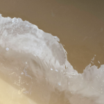 白色浮渣照片在淡黄色不透明的水中