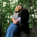 达纳贝尔，坐在森林里的一块岩石