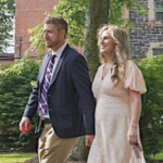 iain rankin和他的妻子走在车道上