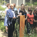 Gary Burill与一些讲台后面的NDP候选人，在花园里