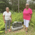 Irma Olivier Riley和Debra Lucas站在一个坐在鸬鹚的墓地旁边