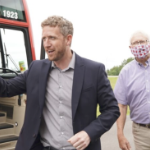 伊恩·兰金和一个蒙面人刚从自由党的巴士上下来