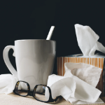 仍然活照片，杯子，读眼镜和一盒组织