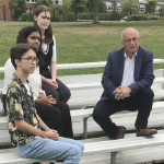 加里海盗谈到在学校播放领域的漂白者的三个青少年