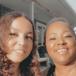 一个阳光明媚的下午，莎特尔·里昂和她的母亲莎梅·比尔斯-温策尔微笑着自拍。