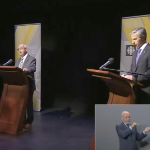 两名选手在领袖辩论中的截图，手语翻译试图理解它。