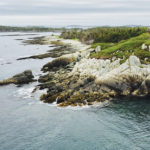 在一个阴天，猫头鹰头的岩石海岸的一个点的空中拍摄。