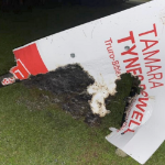 塔玛拉·泰恩斯·鲍威尔的竞选标语被烧毁了