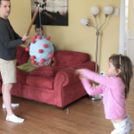 一个小女孩打了一个冠状病毒形状的生日蛋糕