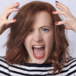 一个女人穿着黑色和白色条纹的水手顶面尖叫着沮丧