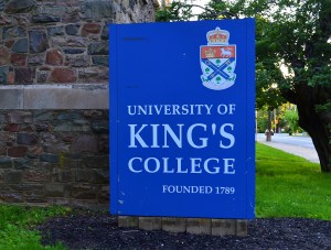 在科堡路国王学院的入口处，一个明亮的蓝色标志欢迎游客。