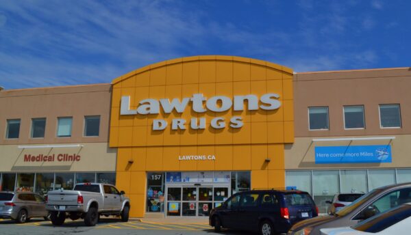 犹太人药店的前门架和入口。