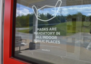 外面门上的强制口罩标志。