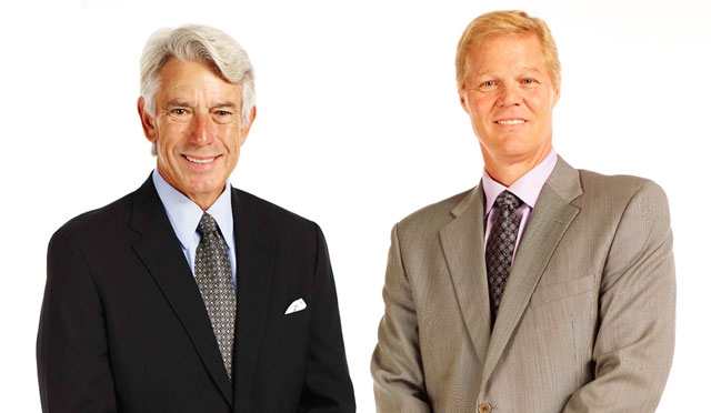 两个微笑的中年白色人在衣服在白色背景前面。