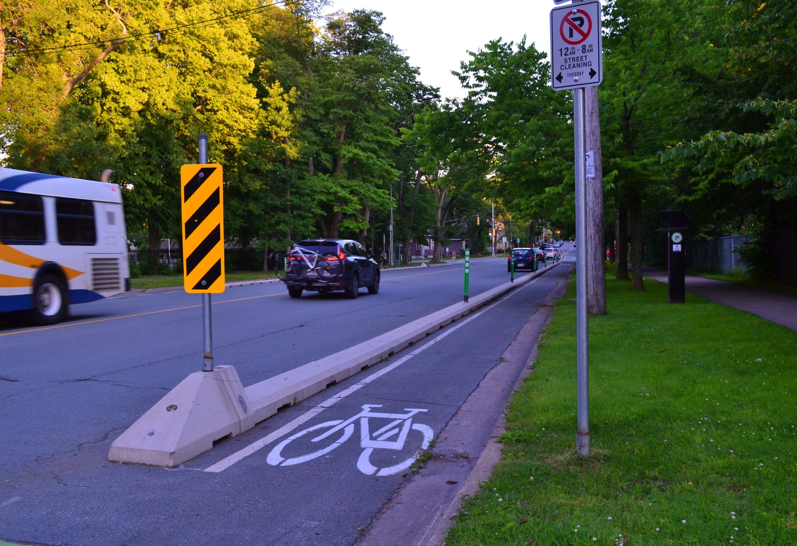 一辆公共汽车和其他车辆从南方公园街的自行车道飞驰而过。