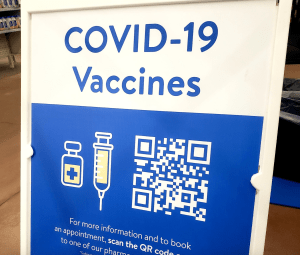 一个提示沃尔玛顾客有新冠疫苗的标志。