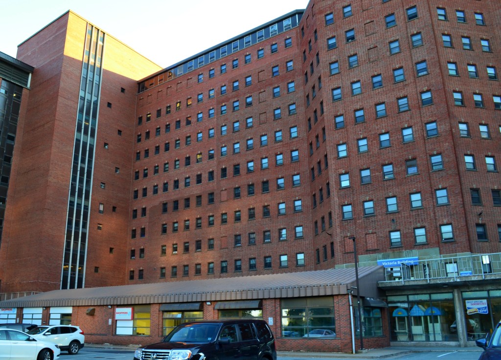 位于湾仔投资中心土地组内的维多利亚大厦砖砌外墙。