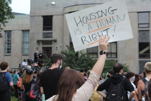 一名抗议者举着“住房是一项人权”的标语。