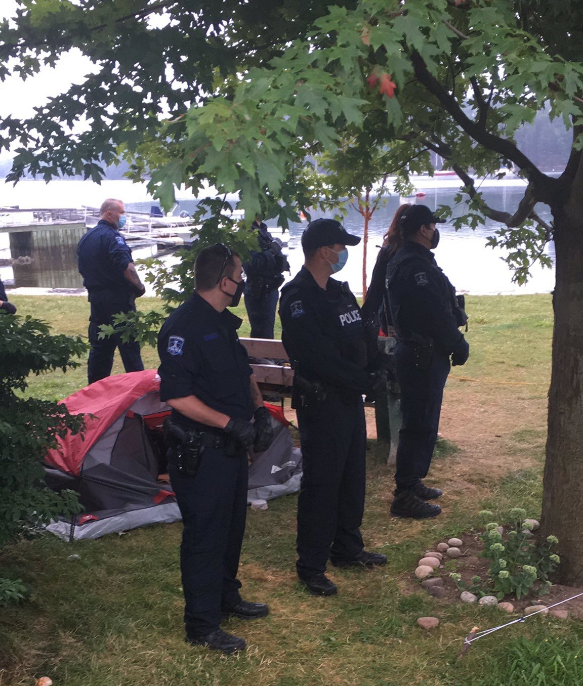 至少有五名警察围着公园里的一个小帐篷。