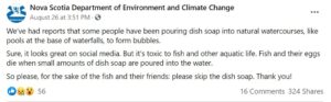来自新斯科舍环境和气候变化部门的一条推特称，我们收到报告称，一些人将洗碗皂倒入天然水道中，比如瀑布底部的水池，形成泡沫。当然，它在社交媒体上看起来很棒。但它对鱼和其他水生生物有毒。当少量的洗洁精被倒入水中时，鱼和它们的卵就会死亡。所以，为了鱼和它们的朋友，请不要用洗碗皂。谢谢你！