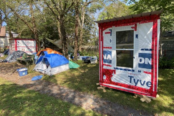 盖着特卫强的小避难所还有公园里的帐篷。