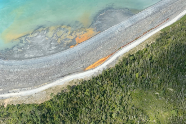 图quoy露天金矿可能发生尾矿泄漏的航拍照片