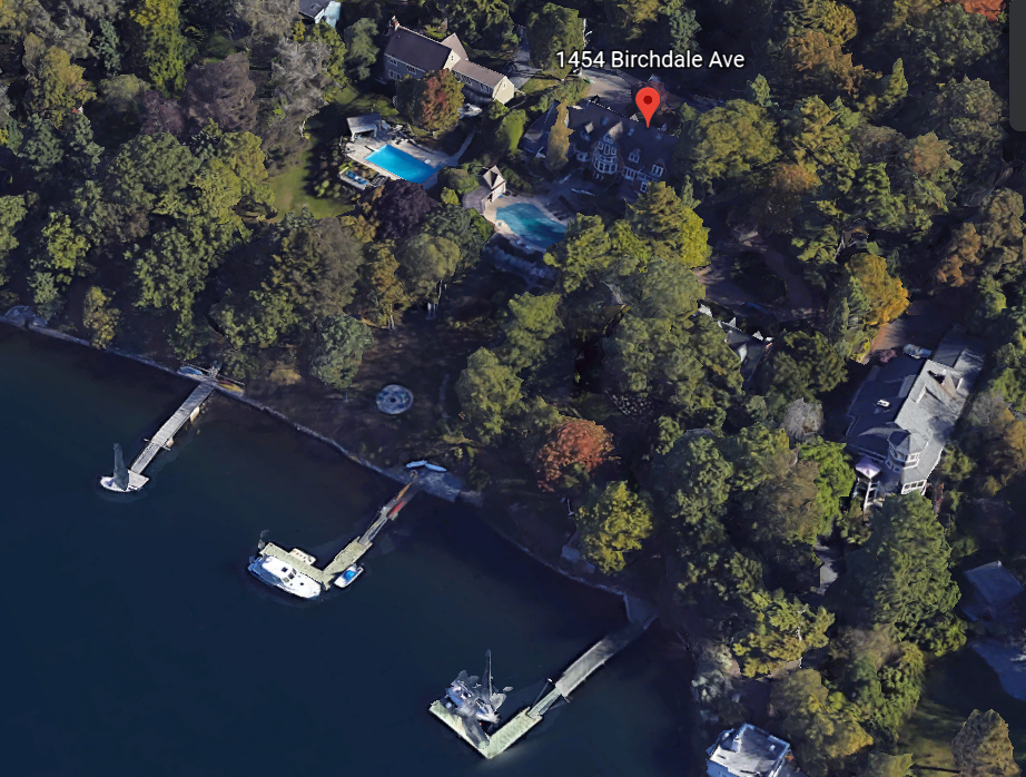 谷歌地球图像来自空中，展示了船坞的重大雷区和海岸线。两个游泳池可见，销钉标记为1454 Birchdale Avenue的位置。