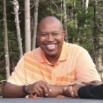 Colter Simmonds穿着一件欢快的芒果橙色衬衫。