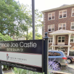 乔·乔城堡前面的标志