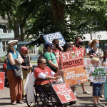 一群抗议者在阳光灿烂的日子