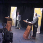 候选人站在他们的领奖台在电视台