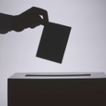 投票员进入一个盒子。