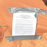 一个驱逐通知管贴一个橙色的帐篷