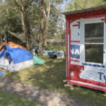 一个避难所和公园帐篷