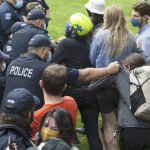 近战的警察和抗议者